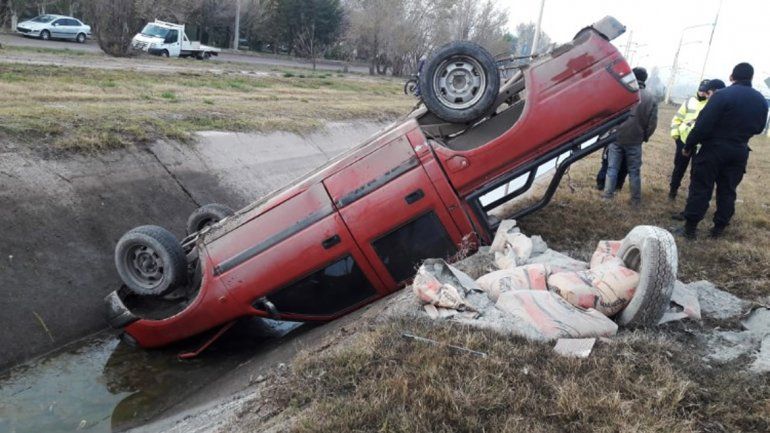 Le falló la camioneta y terminó adentro de un desagüe