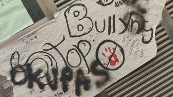 las violentas pintadas en el edificio de las gemelas: okupas las violentas pintadas en el edificio de las gemelas: okupas