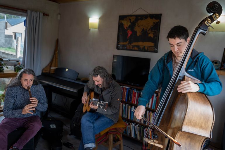 Fernando Formigo (quena), Federico Piterbarg (guitarra) y Agustín Lagos (contrabajo) conforman el trío Mandinga que difunde la obra musical de Astor Piazzolla.