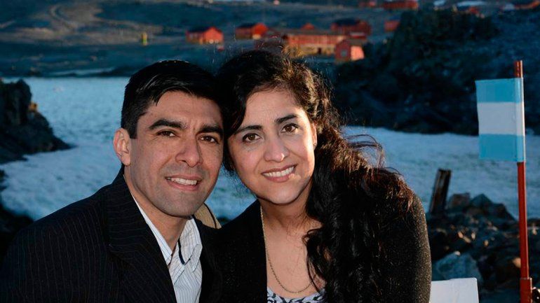 Una pareja enamorada y súper feliz