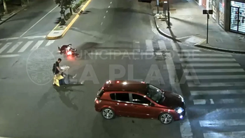 molio a golpes al motociclista que cruzo en rojo y lo choco molio a golpes al motociclista que cruzo en rojo y lo choco