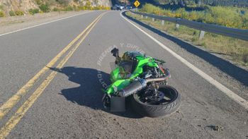 El accidente causó graves destrozos en la moto, aunque el conductor zafó / Foto Prensa Policía