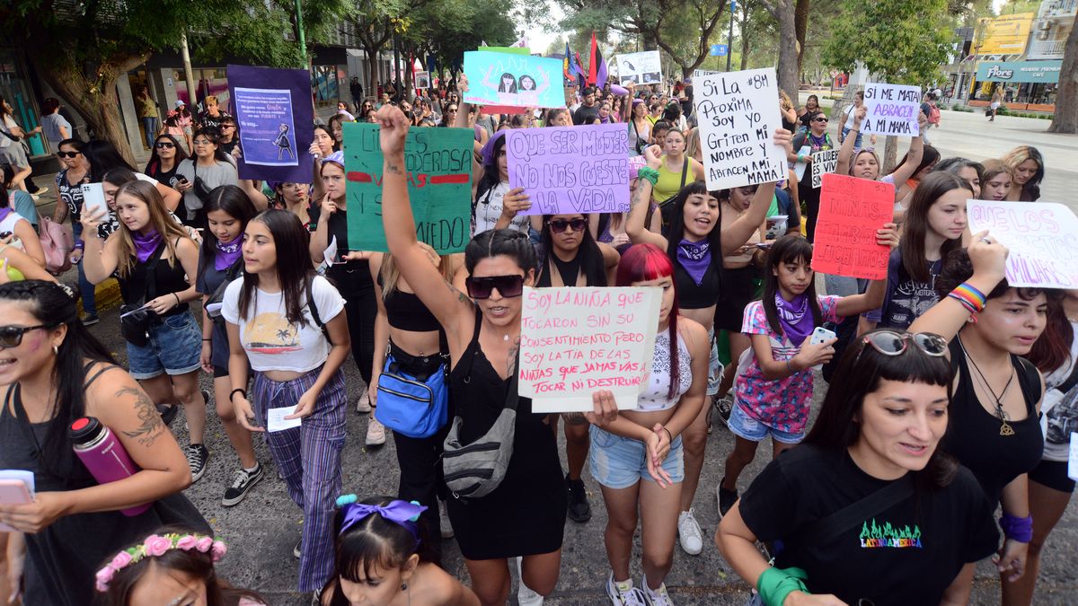 Las mujeres coparon las calles con reclamos por sus derechos thumbnail