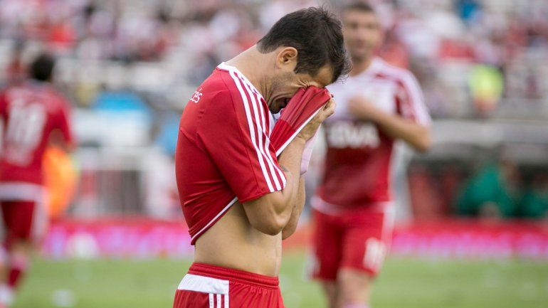 La frustración de Mora y todo River por otra decepción local. Si el Tomba es campeón