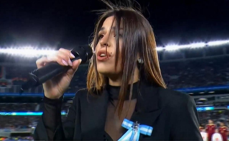 Euge Quevedo respondió a las críticas en redes luego de cantar el himno