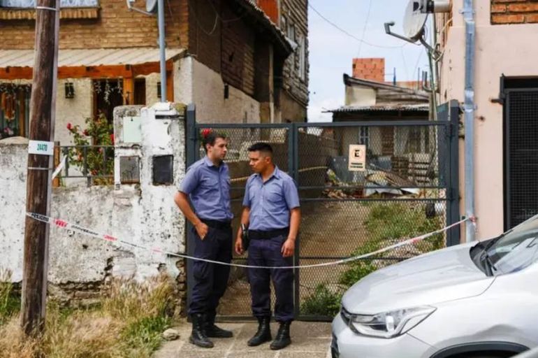 Femicidio en Bariloche, en un domicilio ubicado en barrio Lera, sobre las calles Don Bosco entre Tiscornia y Moreno. Femicidio en Bariloche, en un domicilio ubicado en barrio Lera, sobre las calles Don Bosco entre Tiscornia y Moreno.