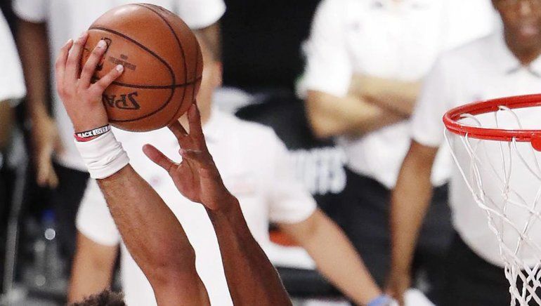 NBA: el increíble tapón con un dedo de Leonard que es viral