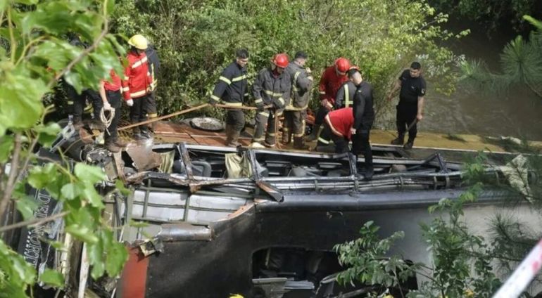 Las imágenes del lugar muestran el vehículo volcado | LM Neuquen Las imágenes del lugar muestran el vehículo volcado