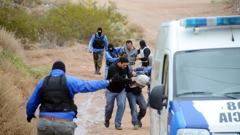 Los policías tuvieron que correr con los detenidos entre las picadas de la toma