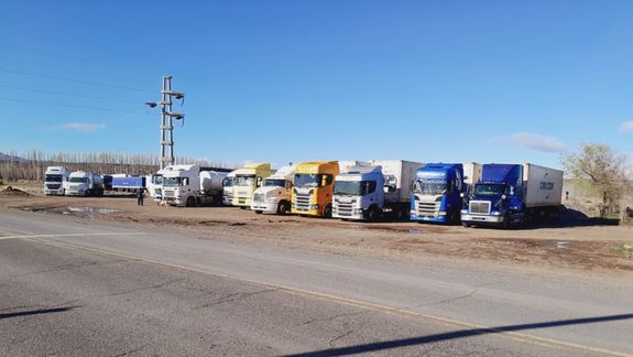 La nieve no da tregua: paso Pino Hachado cerrado y 150 camiones varados