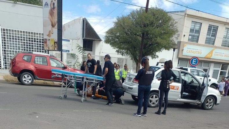 Una taxista hizo marcha atrás, atropelló a una mujer y la mató