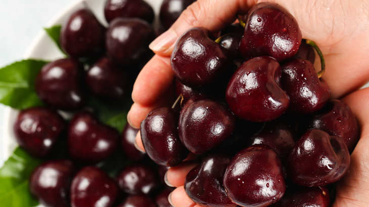 La llegada anticipada de cerezas chilenas y la fruta patagónica dañada cambiaron por completo el mercado en solo dos semanas. Los productores hablan de una situación “compleja”.
