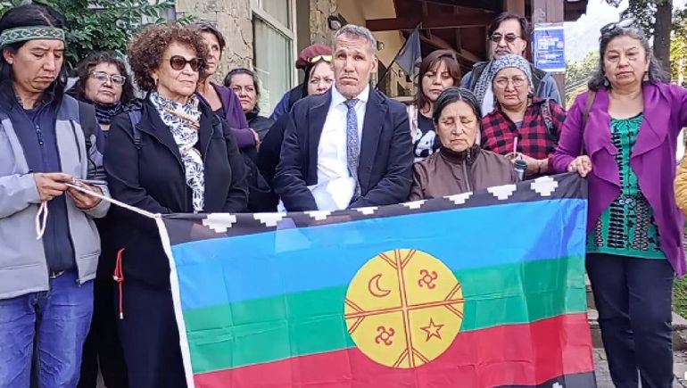 Los Paichil Antreao con el abogado Luis Virgilio Sánchez. Los Paichil Antreao con el abogado Luis Virgilio Sánchez.