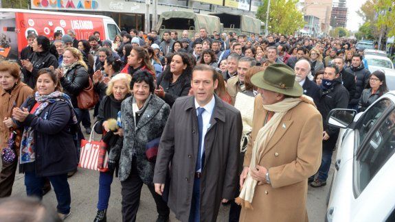 Gutiérrez, ayer, en el acto del 25 de Mayo junto a una columna del MPN.