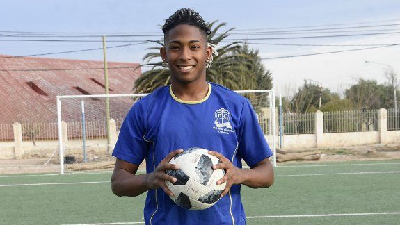 Jhon, ayer, en el club. También se encariñó con Cipo: Tiene grandes jugadores y su gente acompaña siempre.