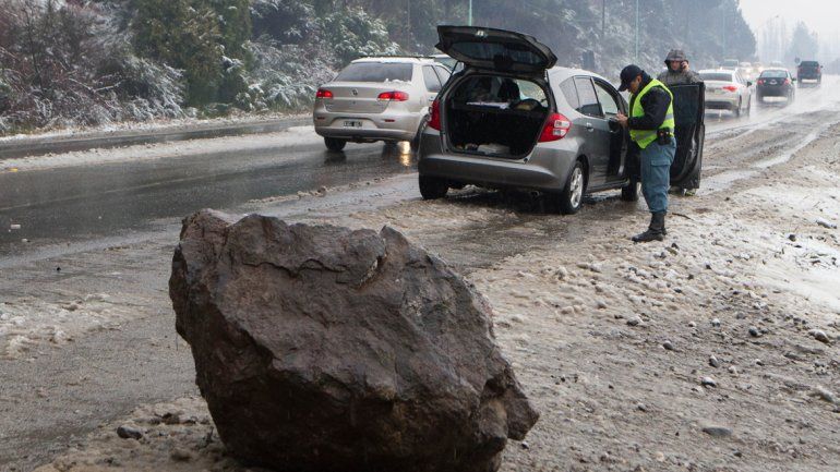 El airbag salvó a la pareja que pasaba frente a un supermercado local.