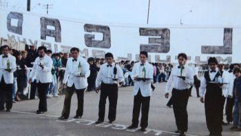 traje impecable, bandeja de acero y trote por el parque central: la mitica carrera de mozos en la memoria de manuel beltran traje impecable, bandeja de acero y trote por el parque central: la mitica carrera de mozos en la memoria de manuel beltran