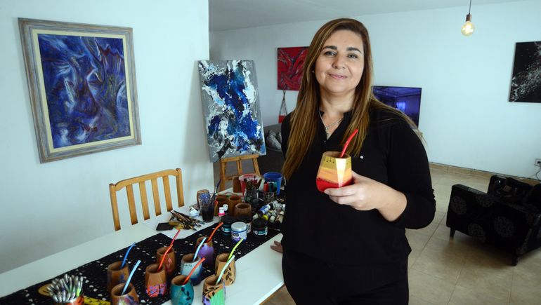 Antonella tiene una casa en la que entra la luz brillante y, por ahora, su living es el taller.