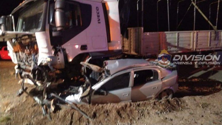 Choque fatal en Ruta 237: una pareja murió tras quedar con su auto bajo un camión