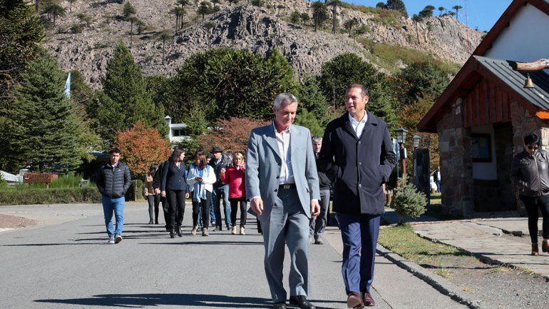 Omar Gutiérrez con el intendente Oscar Mansegosa.