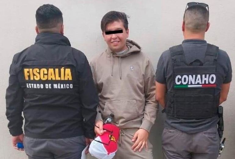 En la imagen que se difundió del momento de su captura, a Fofo Márquez se lo ve sonriendo en medio de dos agentes, lo que despertó la indignación de parte de la opinión pública. 