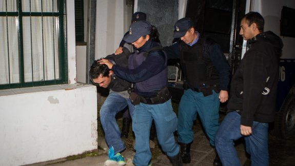 El crimen ocurrió el domingo y el confeso autor se entregó en la comisaría por la noche. Ayer a la mañana, la Policía realizó pericias en la casa de la víctima, Laura Painefilu, de 33 años.