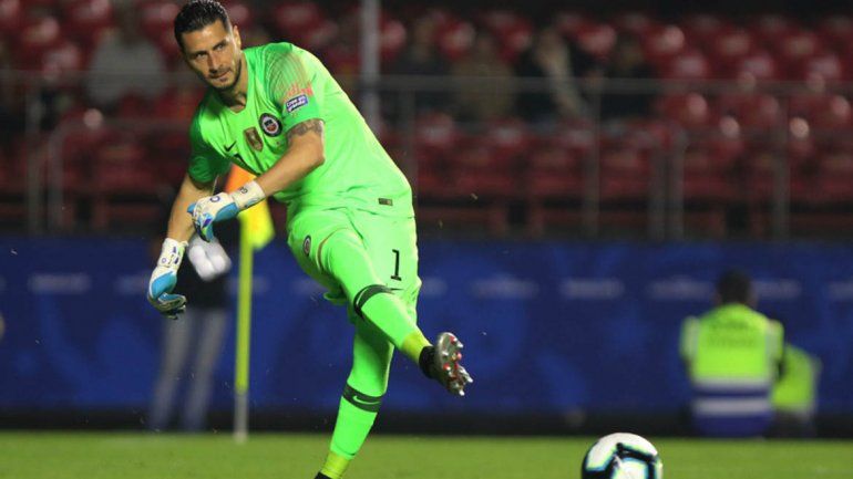Polémica con el arquero neuquino Arias por cantar el himno chileno en la Copa América