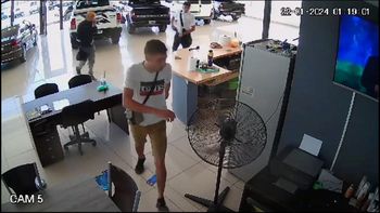 La maniobra de los asaltantes quedó registrada por las cámaras de seguridad. La maniobra de los asaltantes quedó registrada por las cámaras de seguridad.