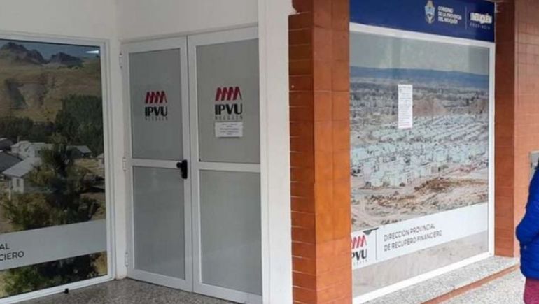 Trabajadores realizan una medida de fuerza en las puertas del IPVU. Foto: archivo
