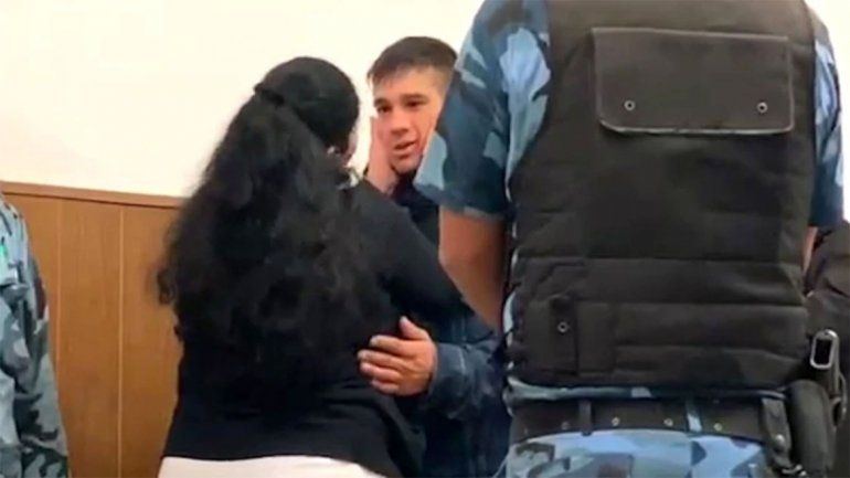 Conmovedor video: una mujer abrazó y perdonó al asesino de su hijo