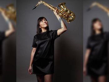 Tocaba el saxo en la Banda de Policia y hoy conquista los escenarios porteños.&nbsp;