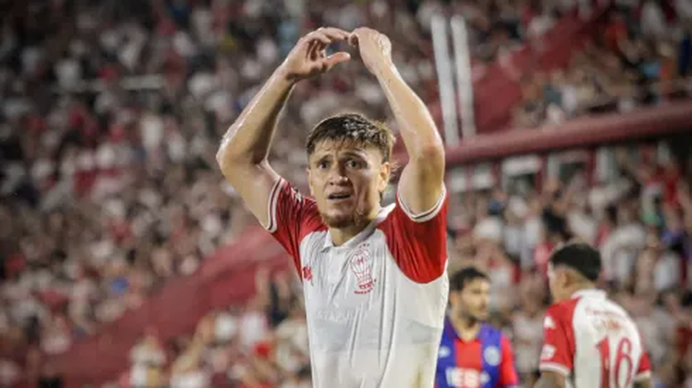 La increíble racha del Colo Gil, el volante de Huracán: En el futbol argentino nunca perdió un clásico