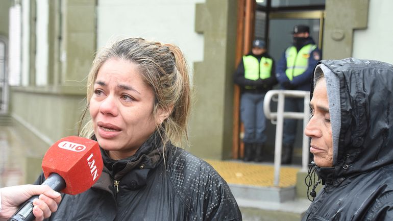 Con lluvia y frío, la mujer encadenada sigue esperando en Casa de Gobierno