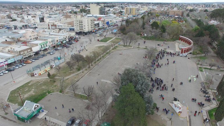 El proyecto de elevación de la multitrocha se presentó hasta con un video. También se había prometido un puente en Doctor Ramón y un estacionamiento subterráneo en el Parque Central.