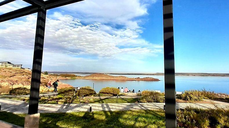 ¿Te quedás el finde largo?: los lagos que permiten vivir un día de playa a una hora de Neuquén | LM Neuquen ¿Te quedás el finde largo?: los lagos que permiten vivir un día de playa a una hora de Neuquén