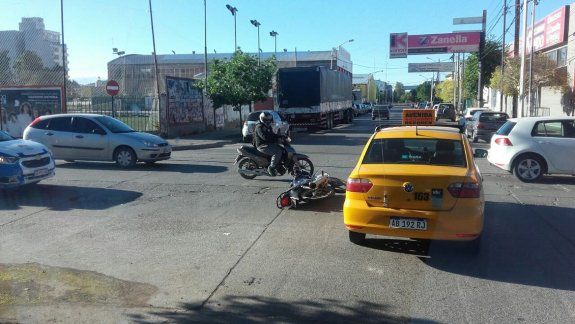 Un motociclista resultó herido tras un choque contra un taxi