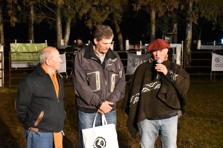 Carlos Castagnani, ejecutivo de CRA; Roberto Gutiérrez, titular de la sociedad rural de Conesa; y Alfonso Bustillo, presidente de angus argentina. Carlos Castagnani, ejecutivo de CRA; Roberto Gutiérrez, titular de la sociedad rural de Conesa; y Alfonso Bustillo, presidente de angus argentina.