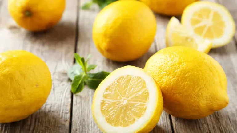 El limón, debido a su ácido cítrico y a sus propiedades antibacterianas, repele a las cucarachas.