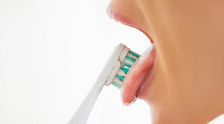 Es fundamental cepillarse la lengua para evitar infecciones. Es fundamental cepillarse la lengua para evitar infecciones.