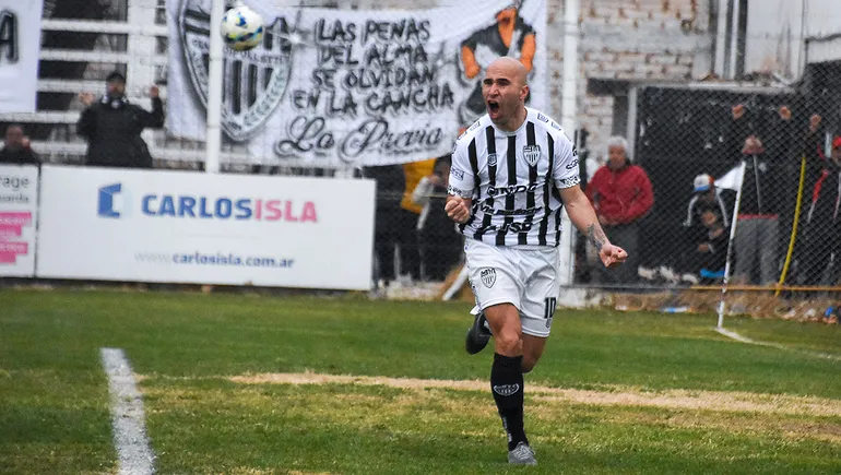 Michelena abrió la cuenta de penal para Cipo. Primer gol del zurdo desde que arribó al club. Fotos: Omar Novoa
