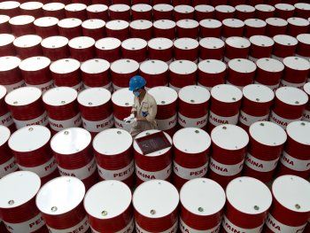 Foto de archivo. Un trabajador se prepara para etiquetar barriles de aceite lubricante en las instalaciones de producción de lubricantes de la compañía petrolera estatal Pertamina en Cilacap, Java Foto de archivo. Un trabajador se prepara para etiquetar barriles de aceite lubricante en las instalaciones de producción de lubricantes de la compañía petrolera estatal Pertamina en Cilacap, Java