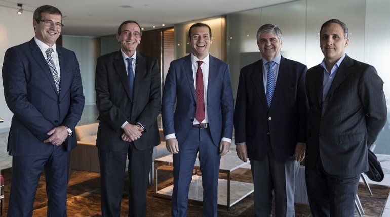 El gobernador Omar Gutiérrez junto a los inversores que potenciarán Vaca Muerta.&nbsp;