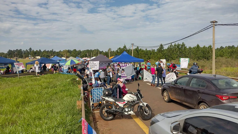 Además de la policía, también protestan docentes, trabajadores de salud, y productores yerbateros. Además de la policía, también protestan docentes, trabajadores de salud, y productores yerbateros.
