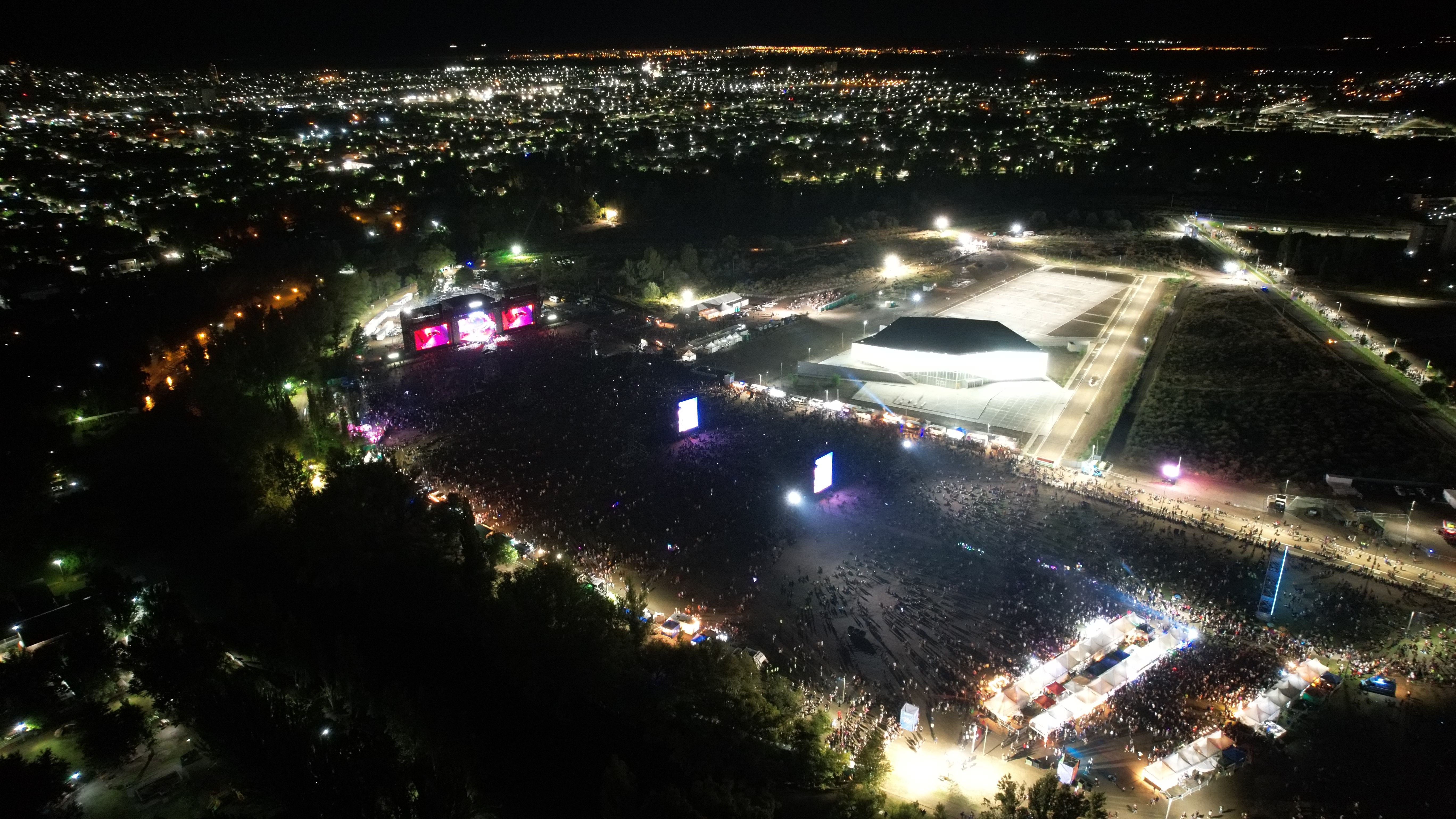 Arrancó con todo la Fiesta de la Confluencia en Neuquén: más de 200 mil personas disfrutaron de Chano con Tan Biónica