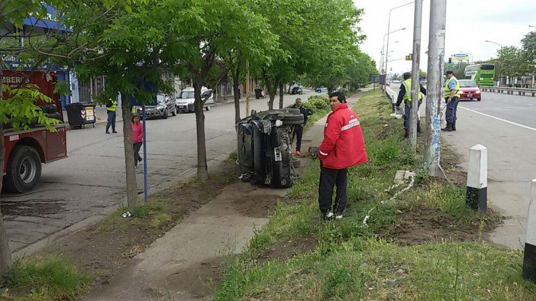 Por un perro, hizo una mala maniobra y terminó en la ciclovía