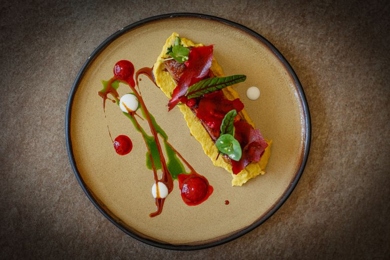 Plato de Oro de las últimas ediciones: Resto Frey de Huinid Pioneros. Cabrito de la estepa patagonica, humita, frambuesas, ajo negro y sofrito de verdeo y merken. 