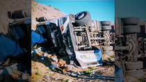 dos vuelcos en menos de 48 horas en la ruta 237: un camionero quedo atrapado dos vuelcos en menos de 48 horas en la ruta 237: un camionero quedo atrapado