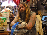 Proyecto solidario. Vikingo, el tatuador neuquino que ayuda a más de 150 familias en un comedor