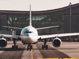 una empresa espanola llega al pais y desafia el dominio estatal en el sector aereo