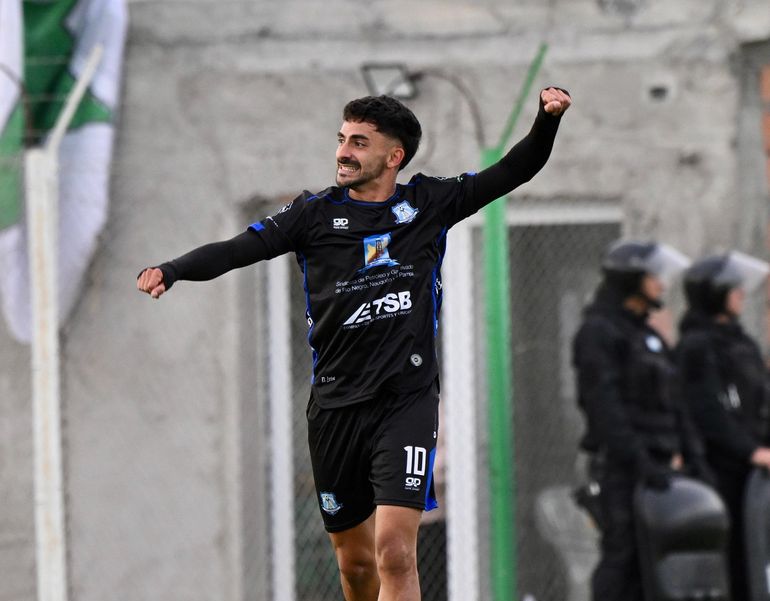 Facundo Miguel festeja su golazo en El Fortín de la capital chubutense. 